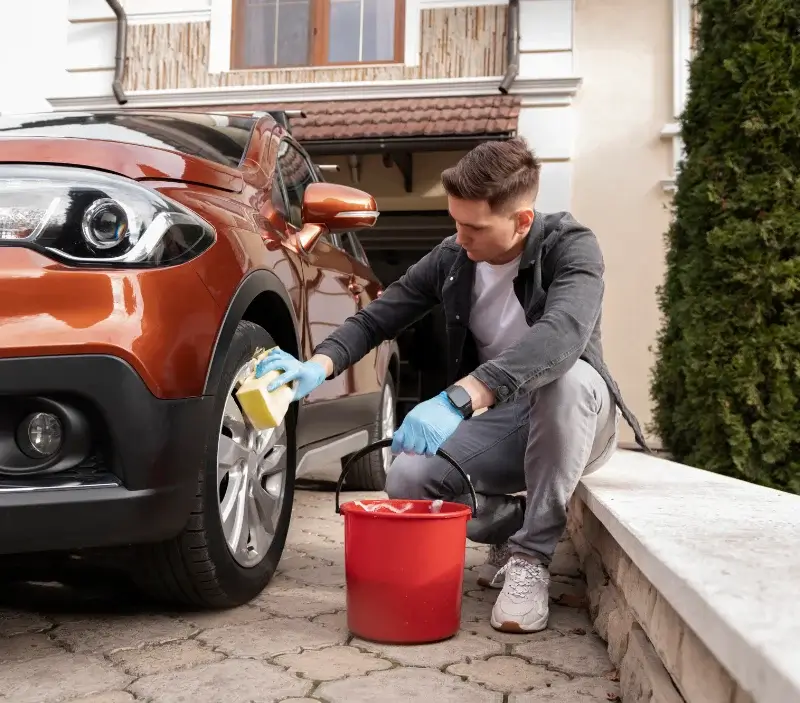 Lavage auto à domicile Monacia-d'Aullène : professionnel intervenant sur un véhicule
